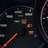 Kontrolka TPMS co to? Wskaźnik ciśnienia w oponach świeci się, informując o problemie.