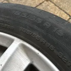 Na oponie widnieje oznaczenie 185/55 R 15. Litera "R" oznacza konstrukcję radialną, a "15" to średnica felgi w calach.