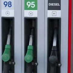 Na dystrybutorze paliw widać oznaczenia 98, 95 i DIESEL. Silnik wysokoprężny to diesel, nie benzyna.