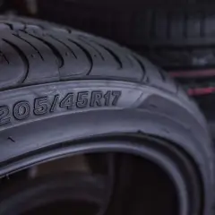 Opona samochodowa z oznaczeniem 205/45R17. Szerokość opony wynosi 205 mm, profil 45, a średnica felgi 17 cali.
