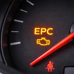 Świeci się kontrolka EPC na desce rozdzielczej, sygnalizując problem z silnikiem. Czerwona wskazówka prędkościomierza jest blisko zera.