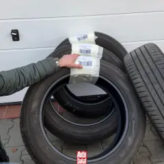 Mężczyzna pokazuje nowe opony, by uniknąć mandatu za łyse opony.