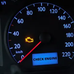 Kontrolka "Check Engine" świeci się na desce rozdzielczej, sygnalizując problem z silnikiem. Czas na kasowanie check engine.