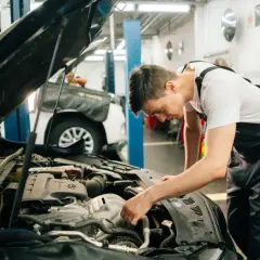 Mechanik sprawdza silnik, podejrzewając przepuszczającą pompę hamulcową.