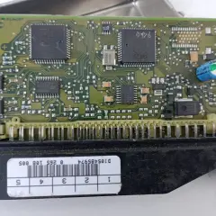 Elektronika sterująca budową pompy ABS. Widoczny zielony laminat z układami scalonymi, kondensatorami i złączem.