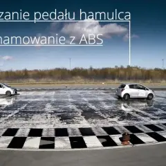 Dwa samochody na mokrej nawierzchni. Jeden wykonuje hamowanie progresywne z ABS, drugi hamuje bez.
