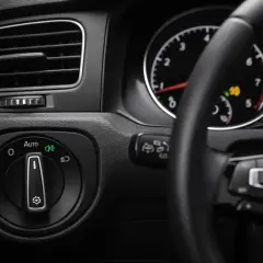 Przełącznik świateł w pozycji "Auto" włączy światła do jazdy dziennej.