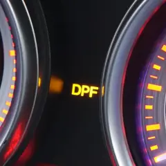 Komunikat DPF na desce rozdzielczej. Filtr cząstek stałych wymaga uwagi. Sprawdź instrukcję obsługi pojazdu.