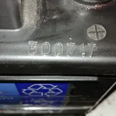 Na obudowie akumulatora widoczny jest numer 300717, który może oznaczać datę produkcji akumulatora.