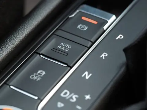 Auto Hold w samochodzie - jak działa i kiedy pomaga?