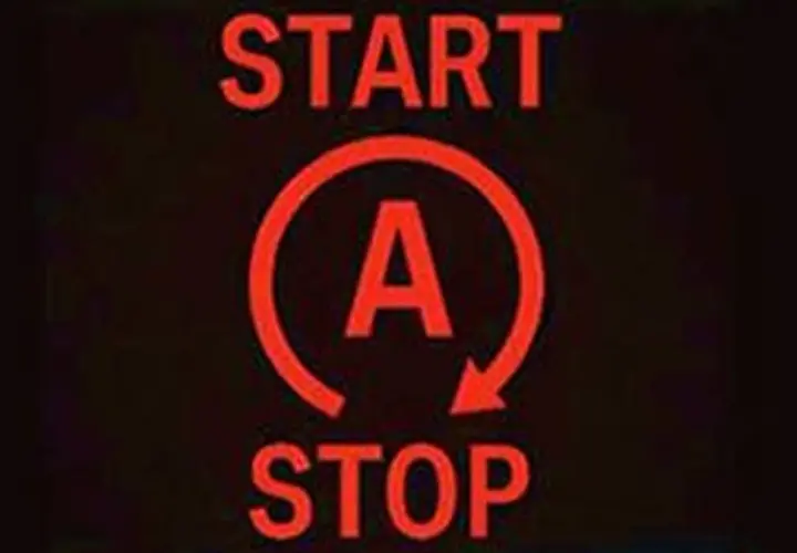 Czerwony symbol "START-STOP" z literą "A" w okręgu, sygnalizujący funkcję automatycznego wyłączania i włączania silnika w samochodzie.