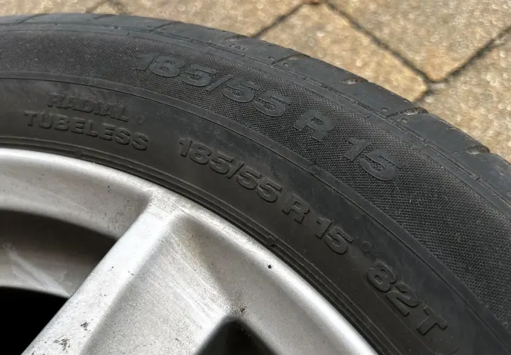 Na oponie widnieje oznaczenie 185/55 R 15. Litera "R" oznacza konstrukcję radialną, a "15" to średnica felgi w calach.