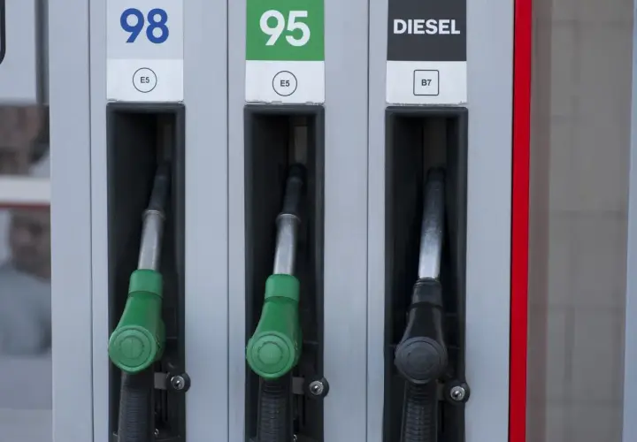 Na dystrybutorze paliw widać oznaczenia 98, 95 i DIESEL. Silnik wysokoprężny to diesel, nie benzyna.