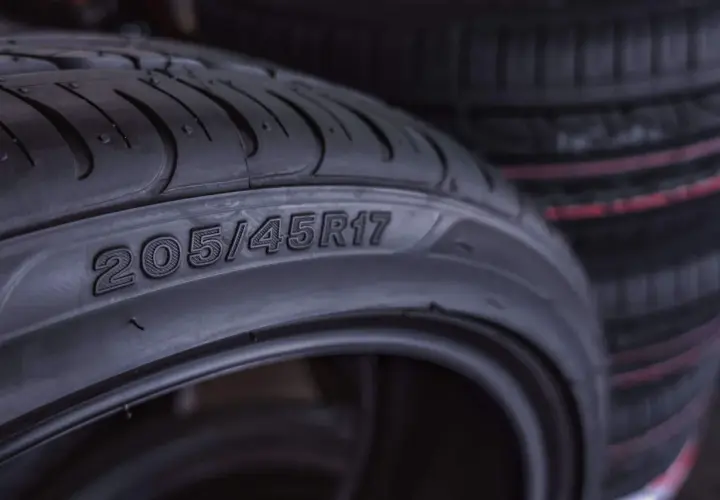 Opona samochodowa z oznaczeniem 205/45R17. Szerokość opony wynosi 205 mm, profil 45, a średnica felgi 17 cali.