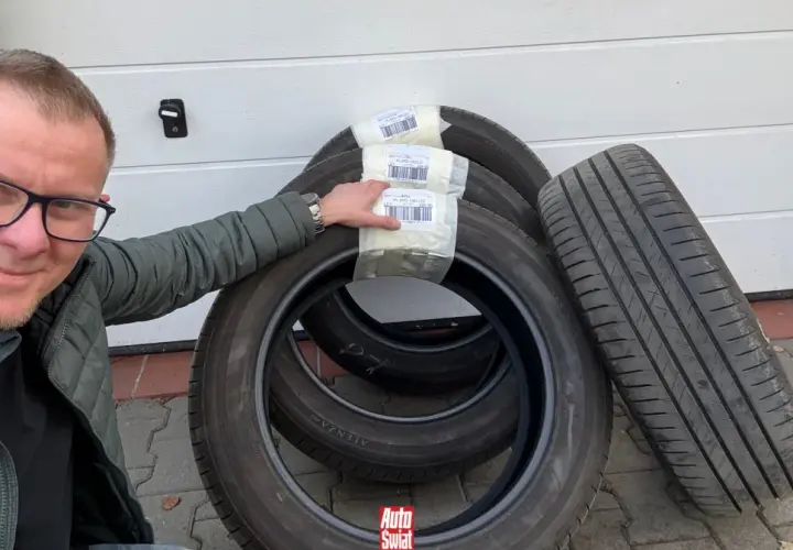Mężczyzna pokazuje nowe opony, by uniknąć mandatu za łyse opony.