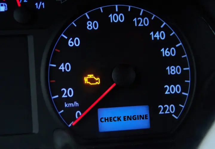 Kontrolka "Check Engine" świeci się na desce rozdzielczej, sygnalizując problem z silnikiem. Czas na kasowanie check engine.