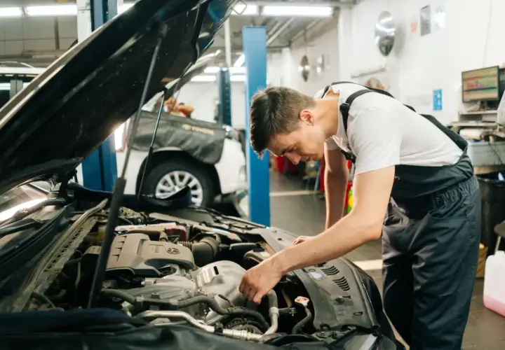 Mechanik sprawdza silnik, podejrzewając przepuszczającą pompę hamulcową.