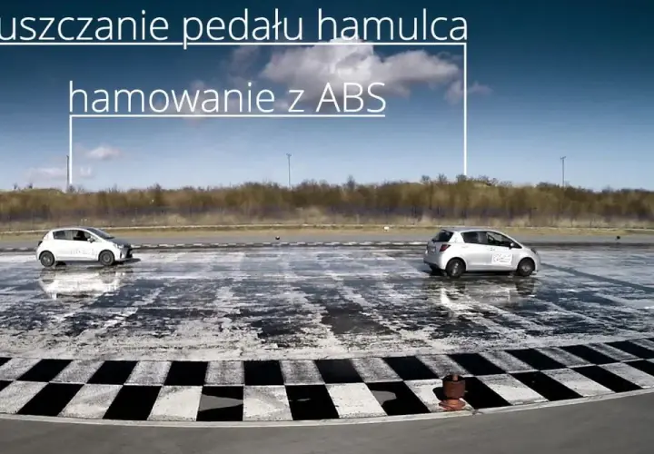 Dwa samochody na mokrej nawierzchni. Jeden wykonuje hamowanie progresywne z ABS, drugi hamuje bez.