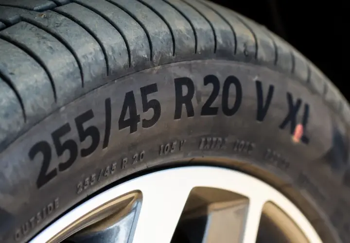 Zbliżenie na oponę z oznaczeniem 255/45 R20 V XL. Widać bieżnik i felgę.
