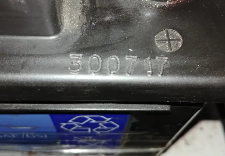 Na obudowie akumulatora widoczny jest numer 300717, który może oznaczać datę produkcji akumulatora.