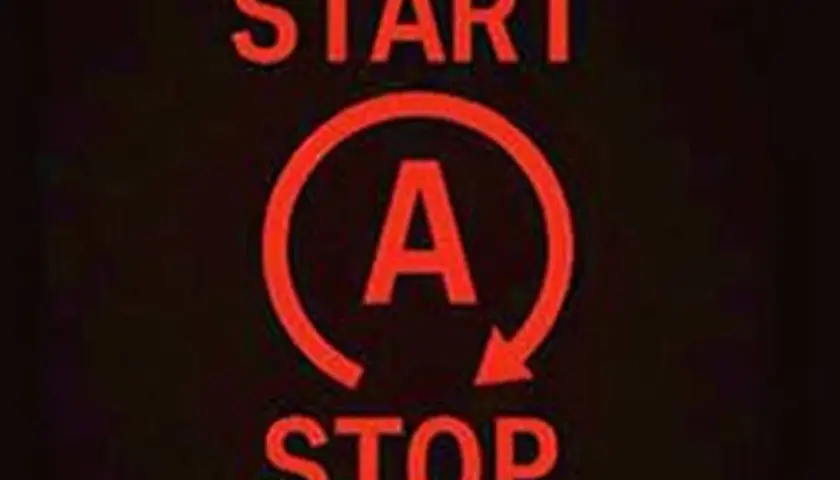 Czerwony symbol "START-STOP" z literą "A" w okręgu, sygnalizujący funkcję automatycznego wyłączania i włączania silnika w samochodzie.