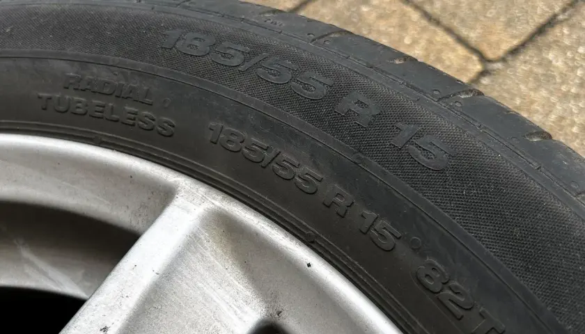 Na oponie widnieje oznaczenie 185/55 R 15. Litera "R" oznacza konstrukcję radialną, a "15" to średnica felgi w calach.