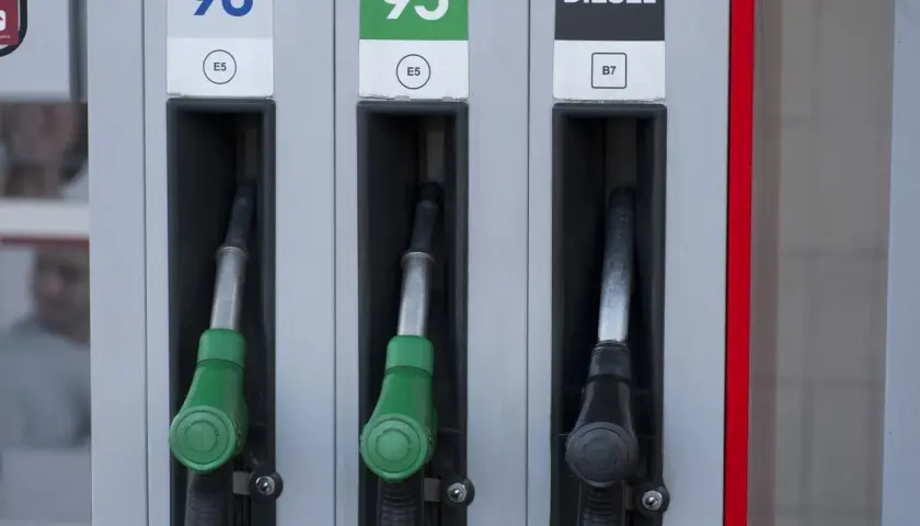 Na dystrybutorze paliw widać oznaczenia 98, 95 i DIESEL. Silnik wysokoprężny to diesel, nie benzyna.