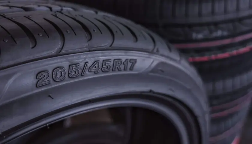 Opona samochodowa z oznaczeniem 205/45R17. Szerokość opony wynosi 205 mm, profil 45, a średnica felgi 17 cali.