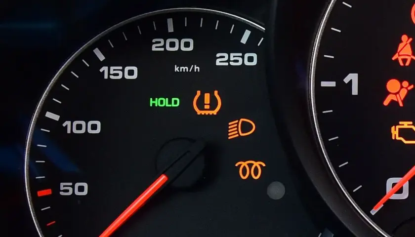 Kontrolka TPMS co to? Wskaźnik ciśnienia w oponach świeci się, informując o problemie.