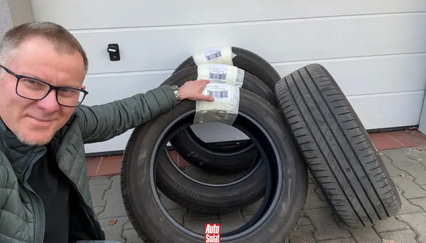 Mężczyzna pokazuje nowe opony, by uniknąć mandatu za łyse opony.