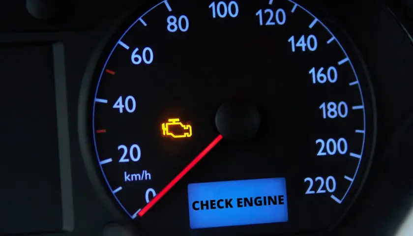 Kontrolka "Check Engine" świeci się na desce rozdzielczej, sygnalizując problem z silnikiem. Czas na kasowanie check engine.