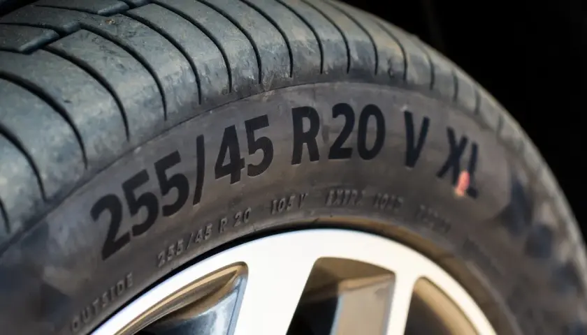 Zbliżenie na oponę z oznaczeniem 255/45 R20 V XL. Widać bieżnik i felgę.