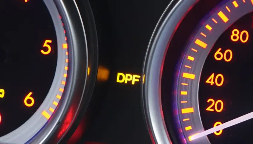 Komunikat DPF na desce rozdzielczej. Filtr cząstek stałych wymaga uwagi. Sprawdź instrukcję obsługi pojazdu.