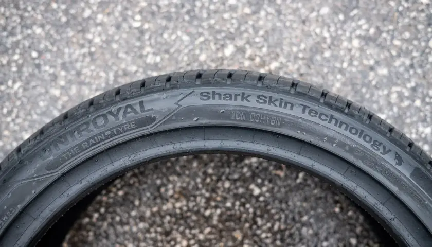 Opona Uniroyal z technologią Shark Skin. Widoczne oznaczenie "C" na oponie, idealna na deszcz.