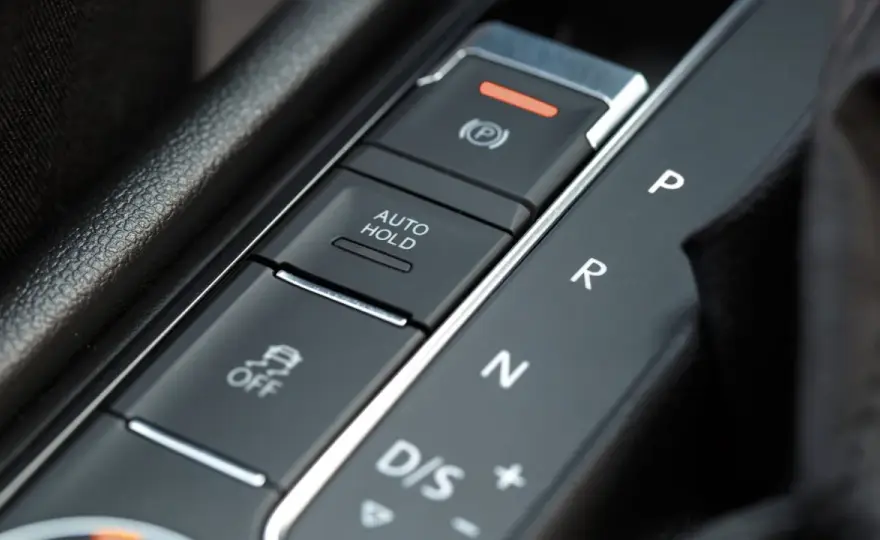Auto Hold w samochodzie - jak działa i kiedy pomaga?