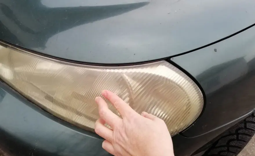 Czy WD-40 nadaje się do czyszczenia reflektorów?