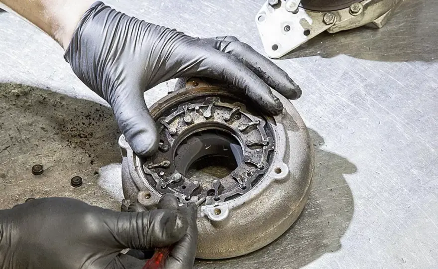 Nieszczelna turbina czy wyciek spalin? Objawy i koszty