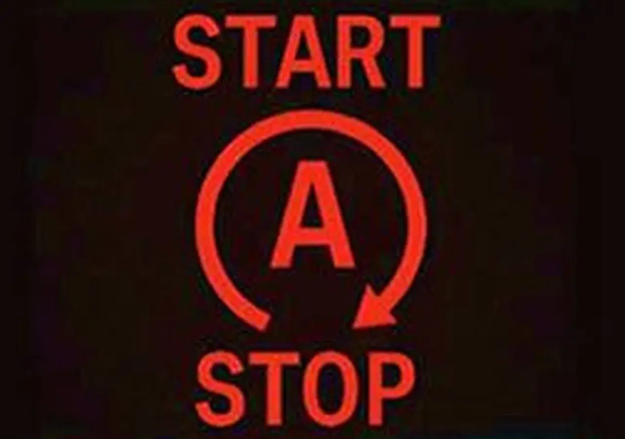 Czerwony symbol "START-STOP" z literą "A" w okręgu, sygnalizujący funkcję automatycznego wyłączania i włączania silnika w samochodzie.