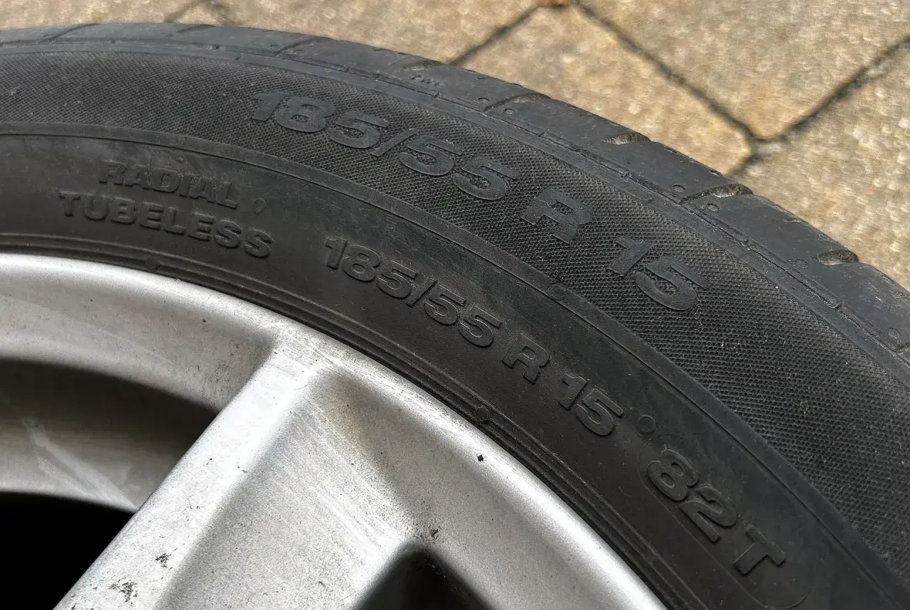 Na oponie widnieje oznaczenie 185/55 R 15. Litera "R" oznacza konstrukcję radialną, a "15" to średnica felgi w calach.