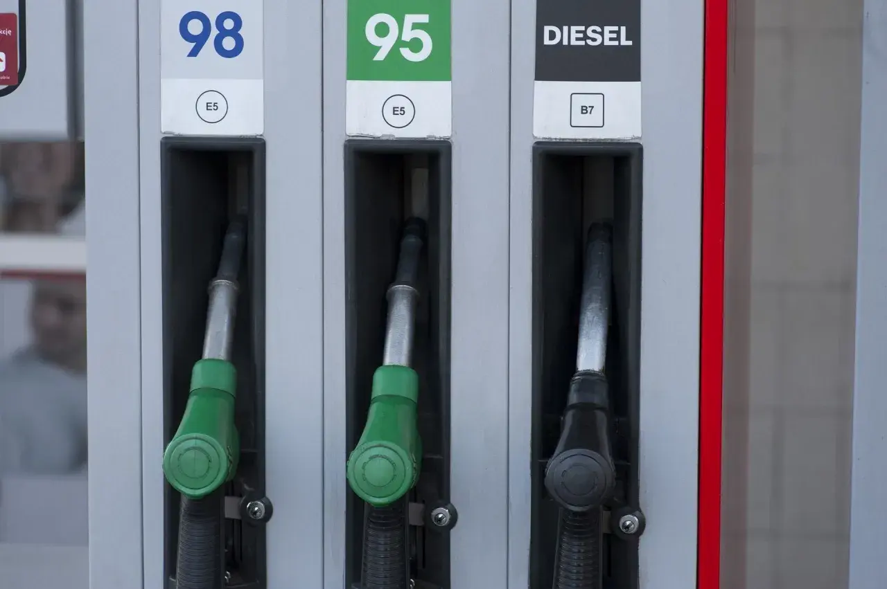 Na dystrybutorze paliw widać oznaczenia 98, 95 i DIESEL. Silnik wysokoprężny to diesel, nie benzyna.