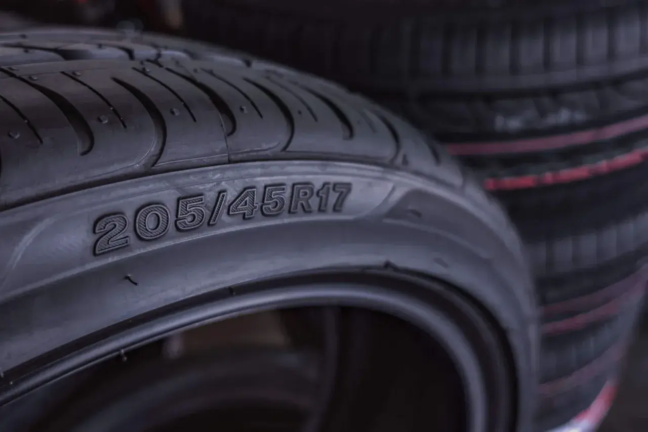 Opona samochodowa z oznaczeniem 205/45R17. Szerokość opony wynosi 205 mm, profil 45, a średnica felgi 17 cali.