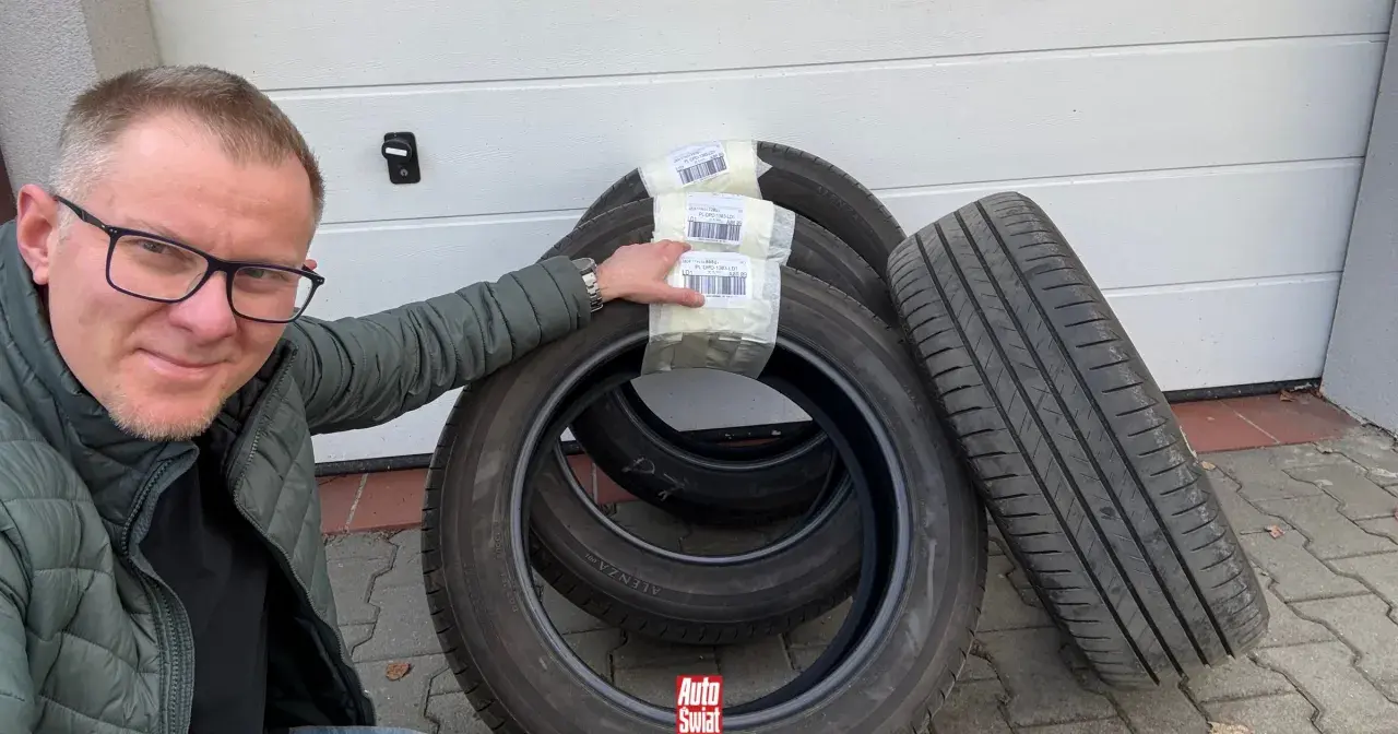 Mężczyzna pokazuje nowe opony, by uniknąć mandatu za łyse opony.