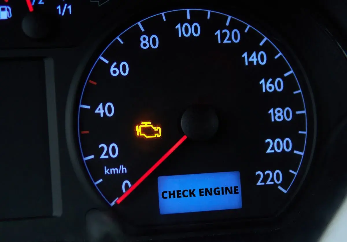 Kontrolka "Check Engine" świeci się na desce rozdzielczej, sygnalizując problem z silnikiem. Czas na kasowanie check engine.