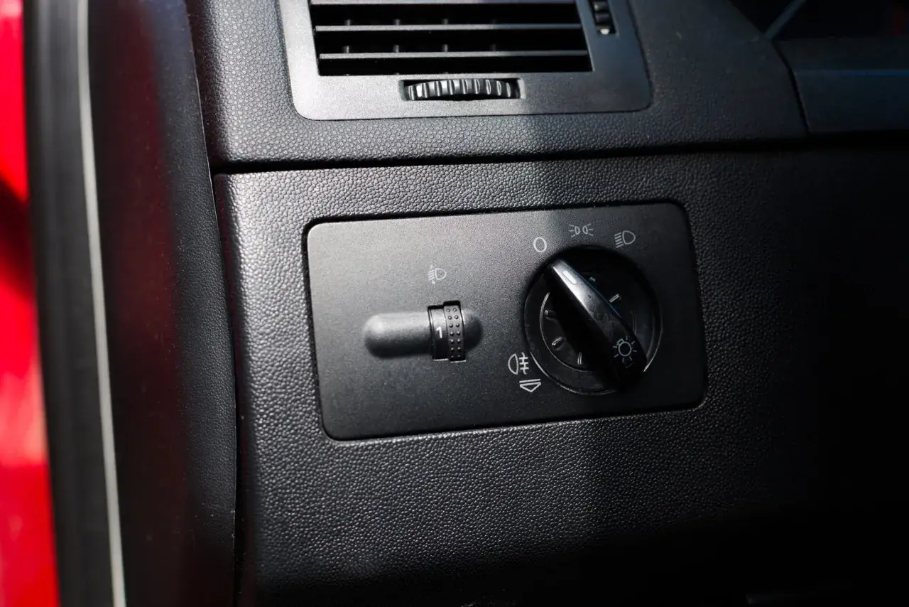 Przełącznik świateł w samochodzie. Pokrętło pozwala wybrać światła mijania, drogowe, postojowe lub przeciwmgielne. Czy to też DRL?