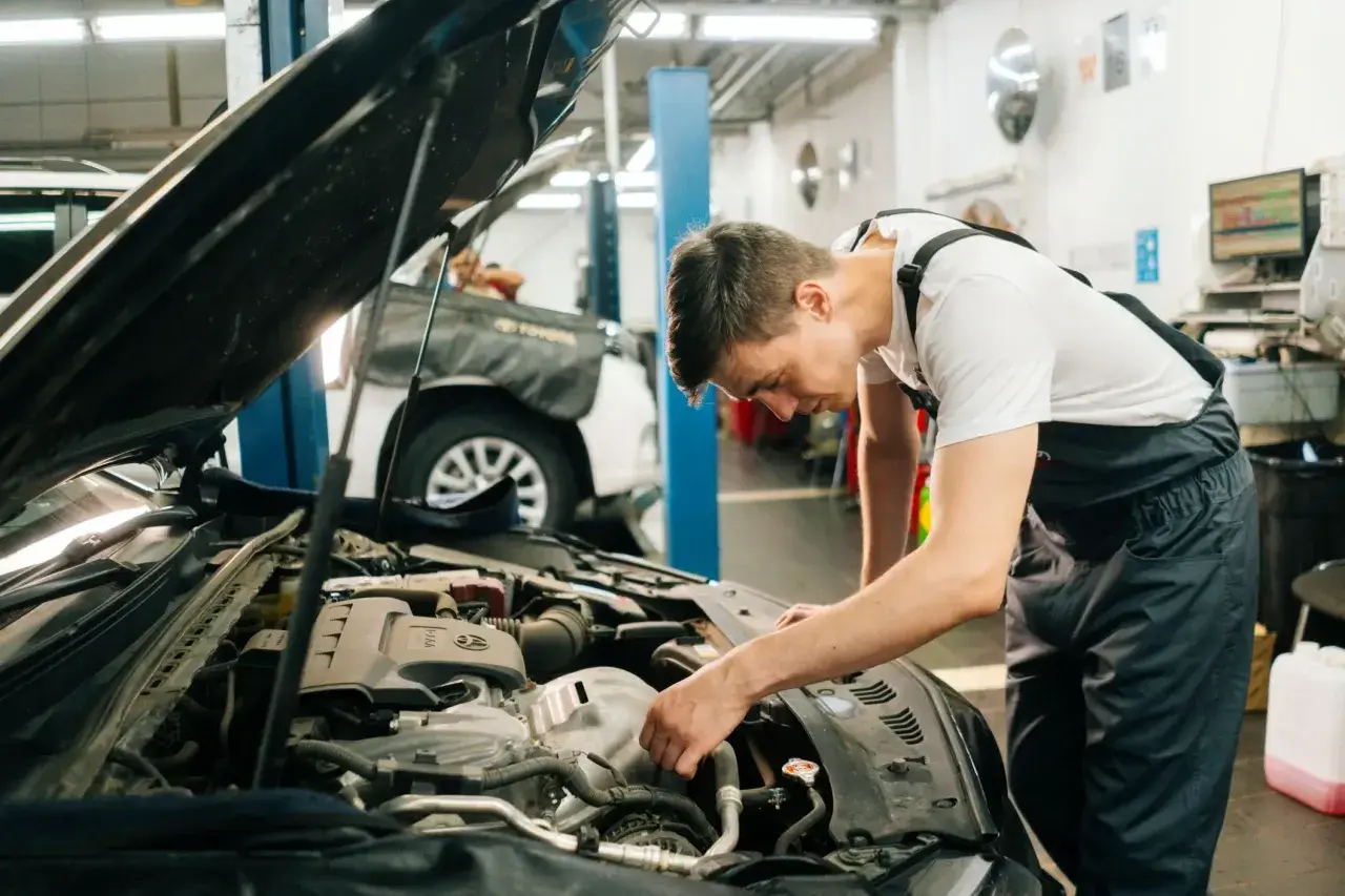 Mechanik sprawdza silnik, podejrzewając przepuszczającą pompę hamulcową.
