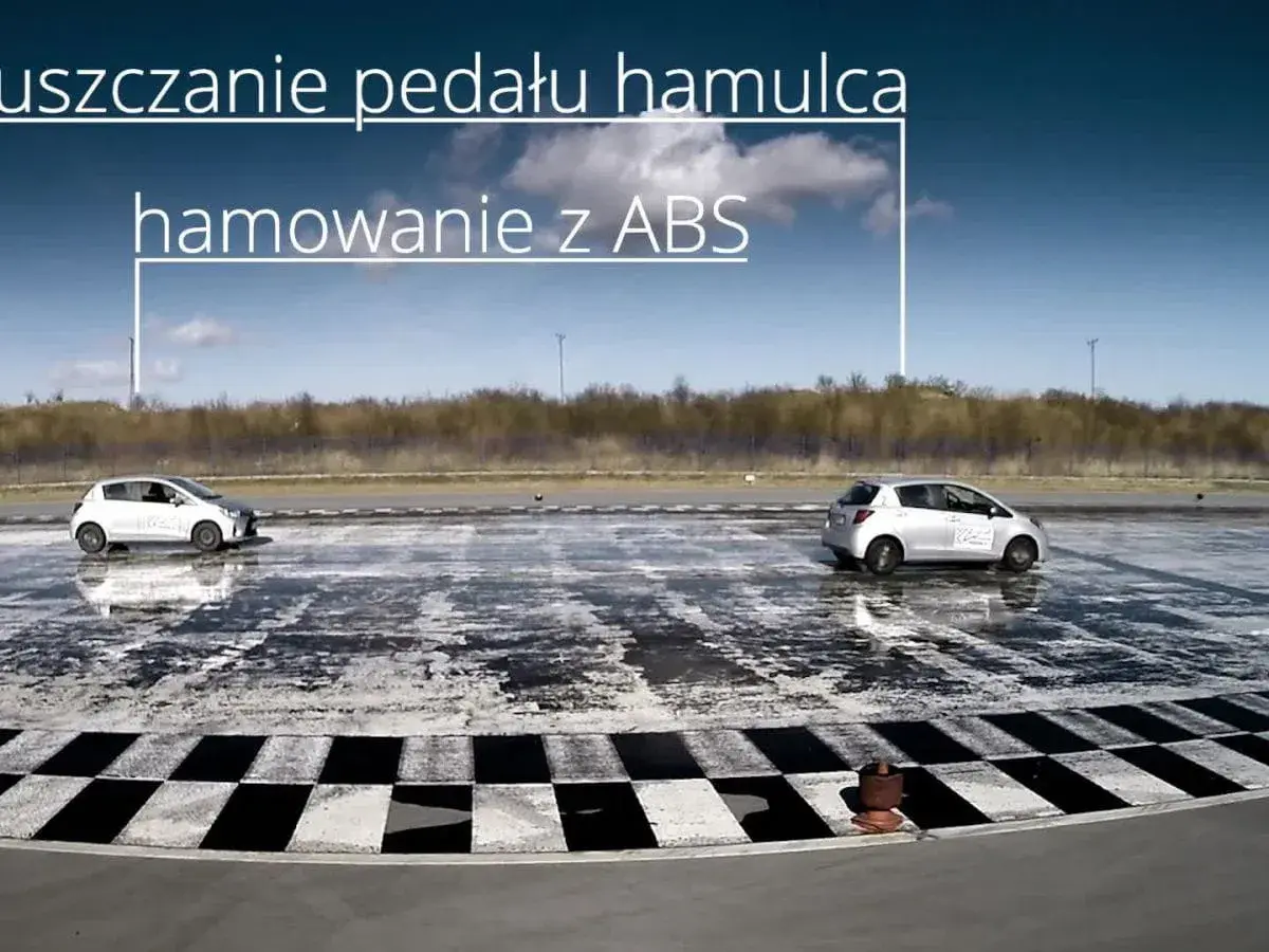 Dwa samochody na mokrej nawierzchni. Jeden wykonuje hamowanie progresywne z ABS, drugi hamuje bez.