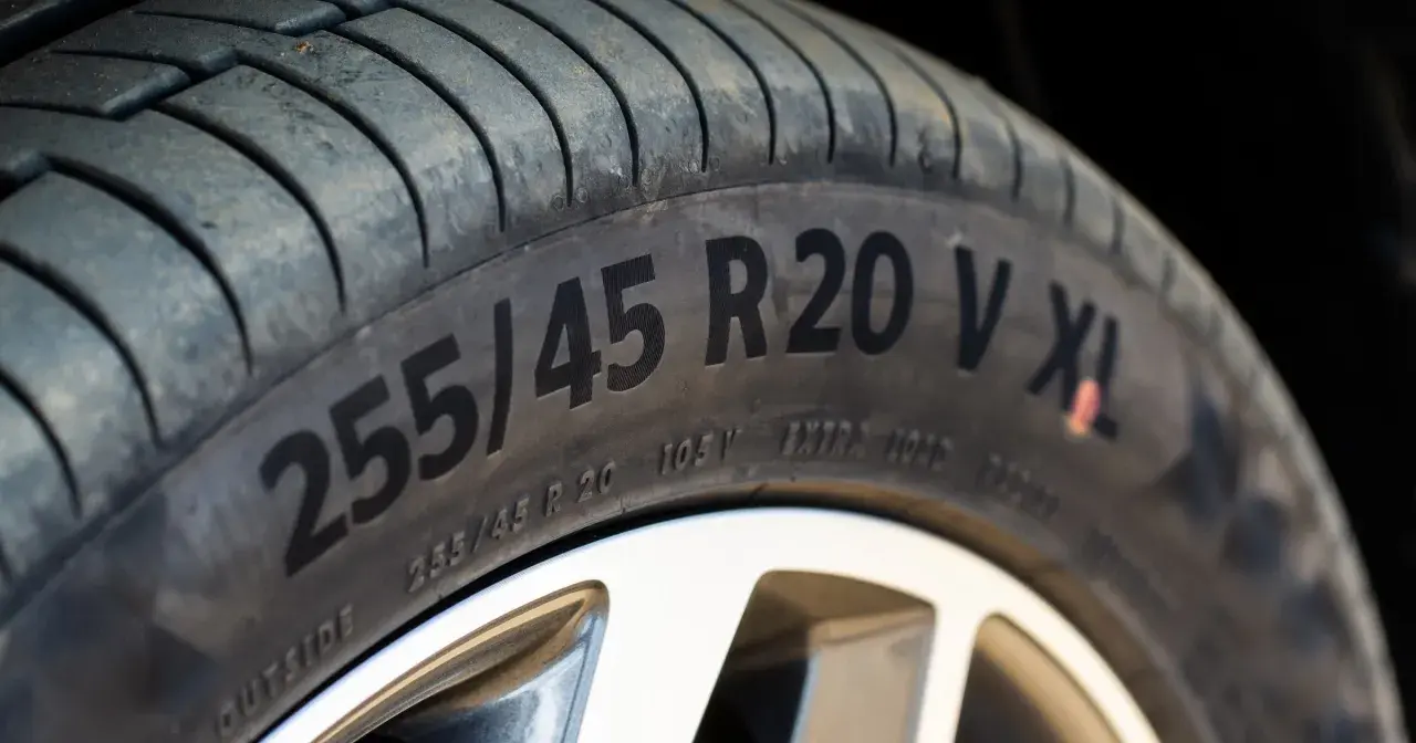 Zbliżenie na oponę z oznaczeniem 255/45 R20 V XL. Widać bieżnik i felgę.