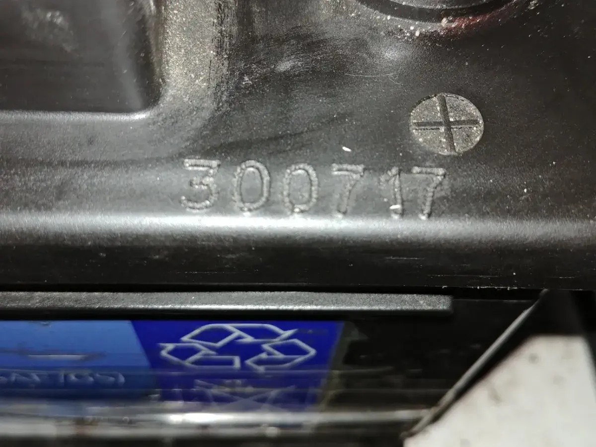 Na obudowie akumulatora widoczny jest numer 300717, który może oznaczać datę produkcji akumulatora.