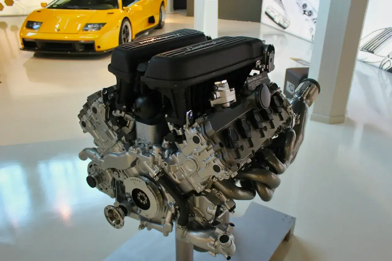Silnik Lamborghini V10, lekko przytarty, gotowy do zamontowania w żółtym supersamochodzie.