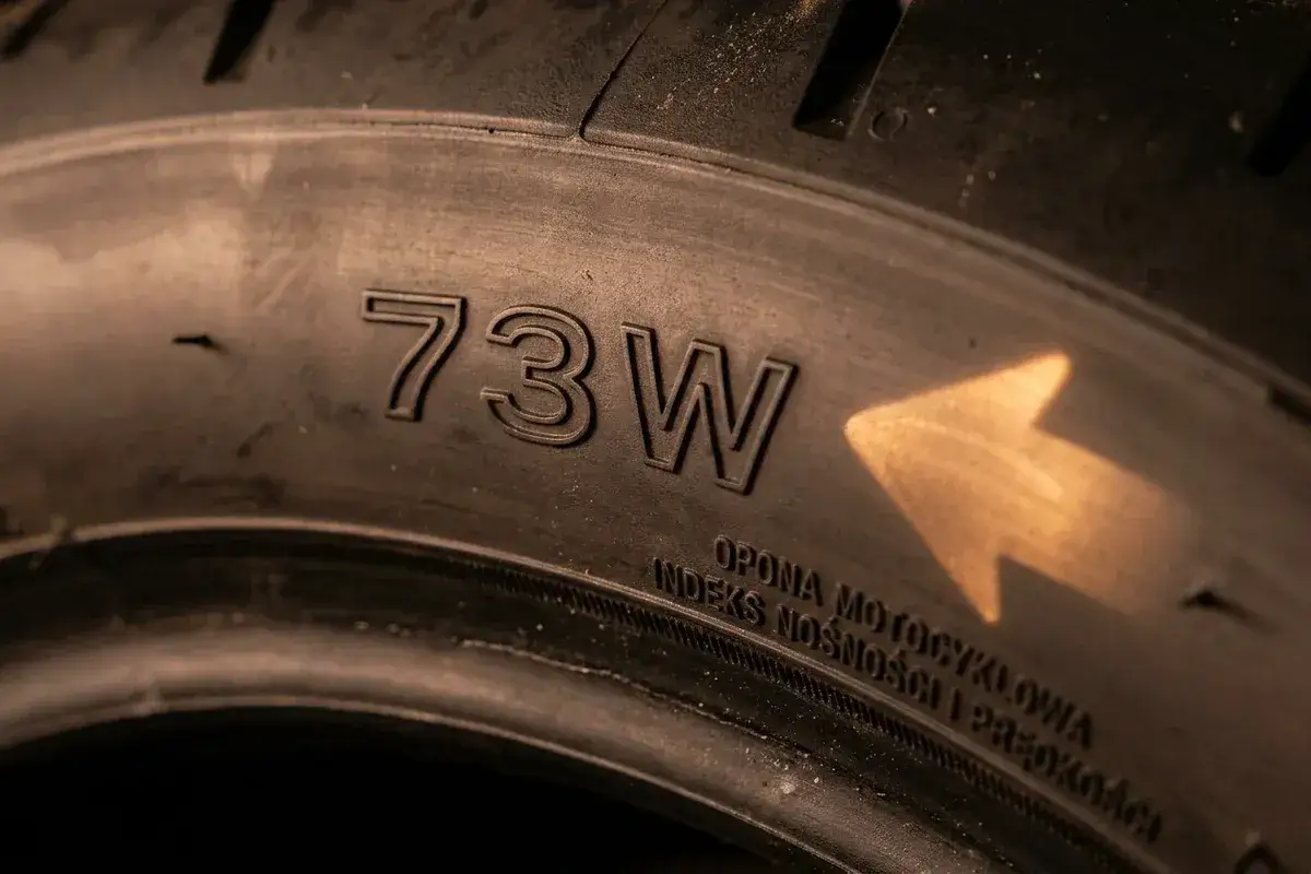Opona motocyklowa z oznaczeniem 73W. Ten indeks nośności opon motocyklowych informuje o maksymalnym obciążeniu.